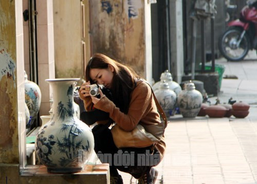 位于嘉林县，距离河内首都中心约10公里，钵场陶瓷村不仅是一个只做陶瓷器的地方，而且其还成为国内外游客最佳的旅游景点。 （图片来源：《人民军队报网》）