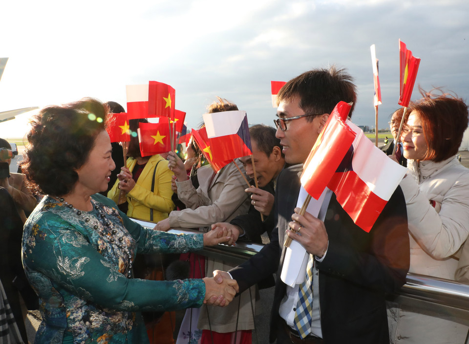 越南驻捷克大使张孟山和诸多旅居捷克越南人到机场迎接阮氏金银一行。
