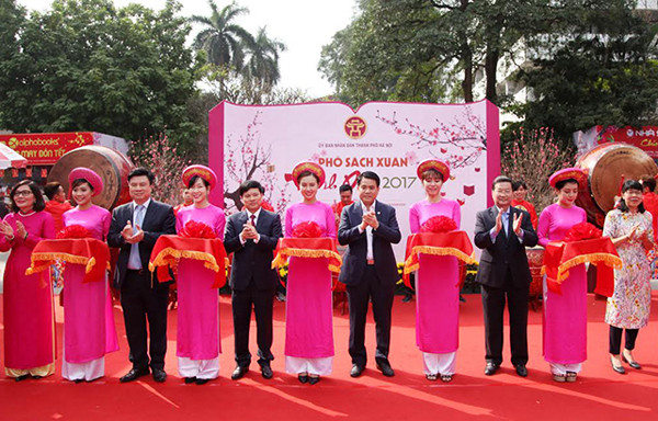 2017丁酉年春节图书街开幕式上剪彩仪式。(图片来源：越南《人民报》)