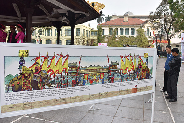 本次春节图书街还展示从《图解越南简史》一书上摘自的一幅《越南简史》大图。(图片来源：越南《人民报》)