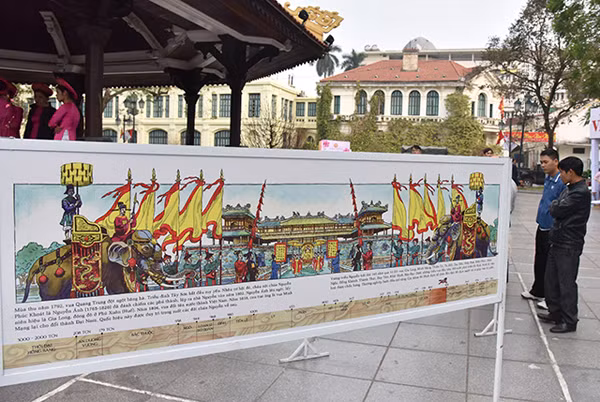 本次春节图书街还展示从《图解越南简史》一书上摘自的一幅《越南简史》大图。(图片来源：越南《人民报》)