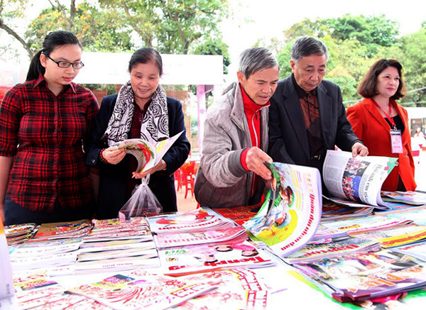 丁酉年春节特刊展台成为今年图书街的亮点。(图片来源：越南《人民报》)