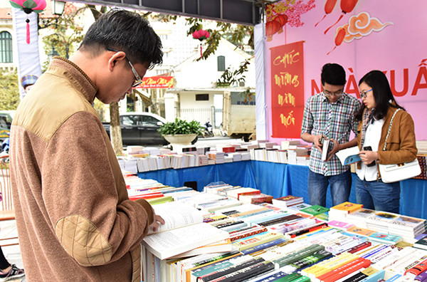 这是第二次春节图书街在河内举行。(图片来源：越南《人民报》)