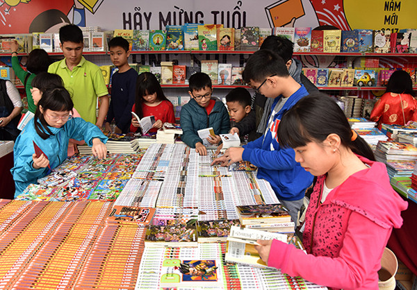 小朋友们高兴地购书。(图片来源：越南《人民报》)