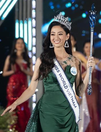 粱垂玲小姐被加冕为2019年越南世界小姐选美大赛。图自越通社