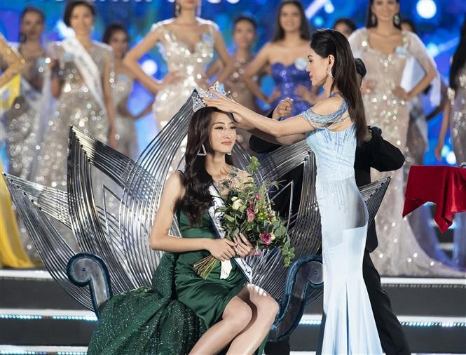 粱垂玲小姐被加冕为2019年越南世界小姐选美大赛。图自越通社
