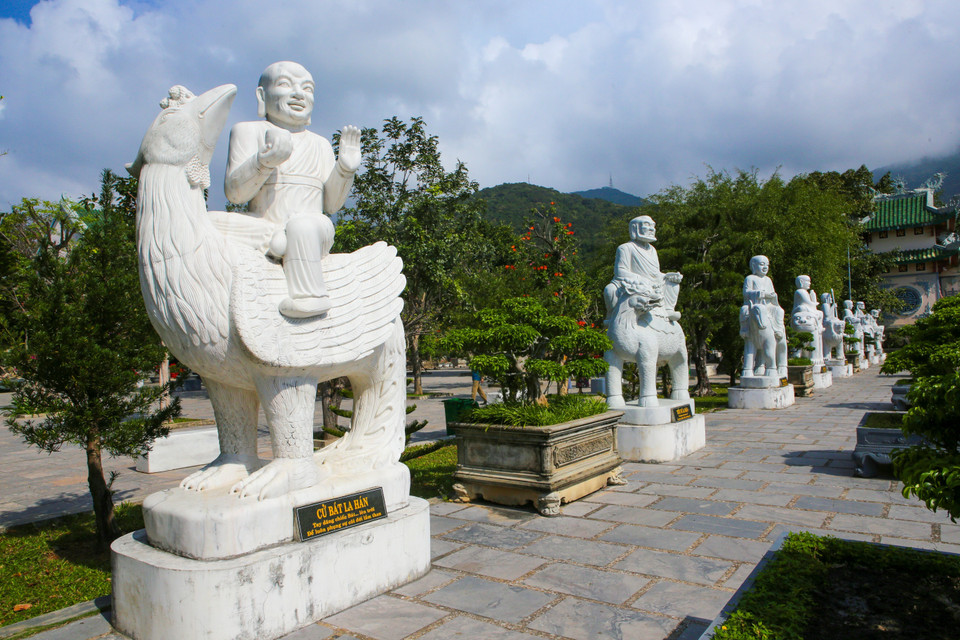 灵应寺正殿前所摆放的18遵罗汉石雕像。图自 越通社