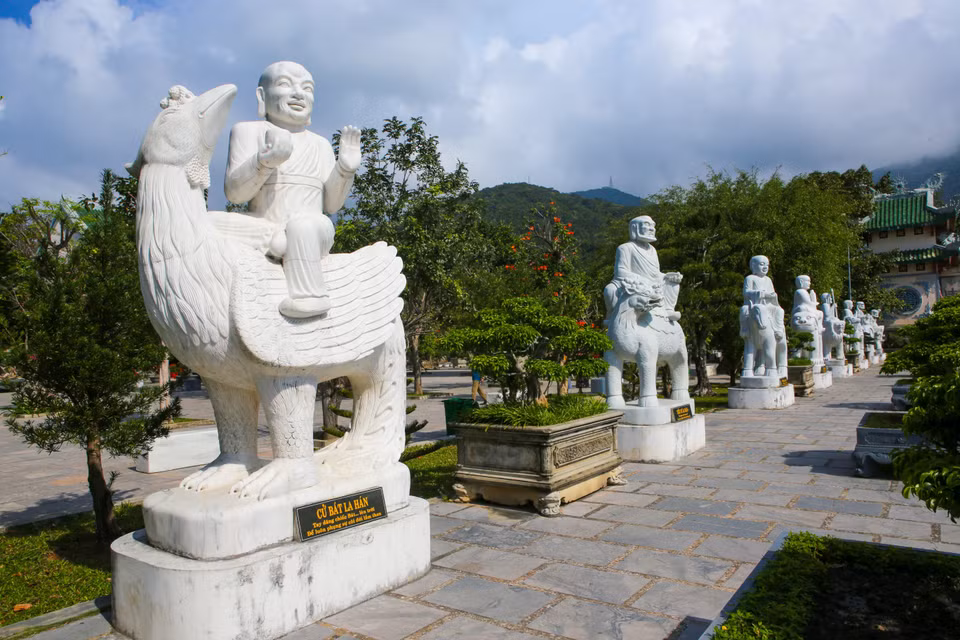 灵应寺正殿前所摆放的18遵罗汉石雕像。图自 越通社