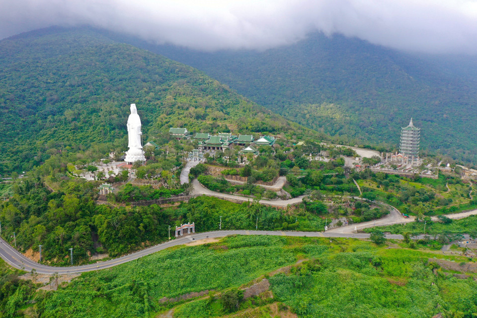 坐落在岘港市山茶半岛的佛滩灵应寺全景。图自 越通社