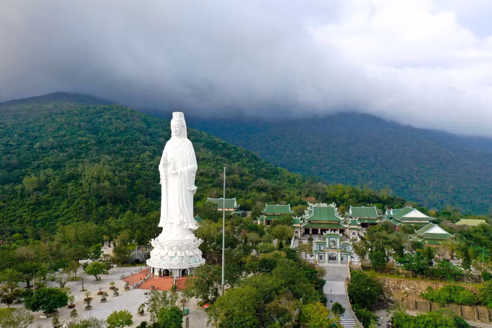 观世音菩萨像和灵应寺的正殿。 图自 越通社