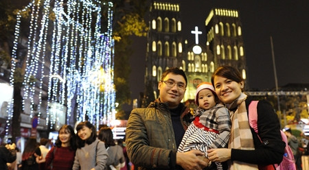 全家在河内大教堂拍照。（图片来源：越南《人民报》）