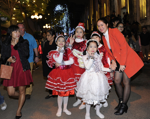 孩子们身着圣诞服饰。（图片来源：越南《人民报》）