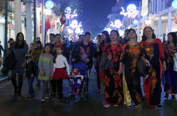 许多人前往河内市中心喜迎圣诞。（图片来源：越南《人民报》）