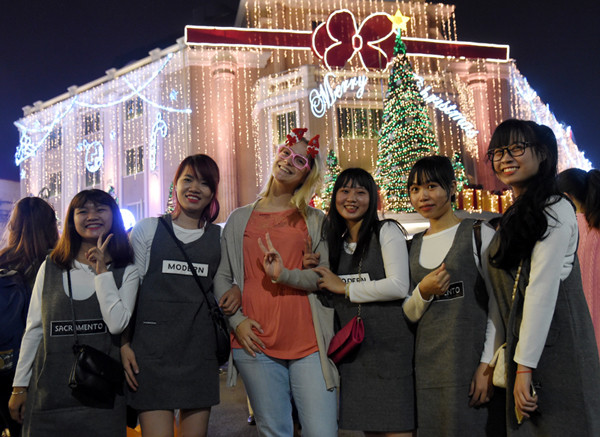 河内市居民和国际游客合影留念。（图片来源：越南《人民报》）