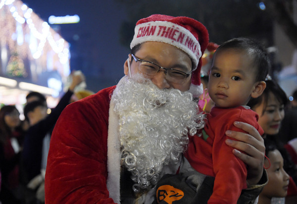 跟圣诞老人合影。（图片来源：越南《人民报》）