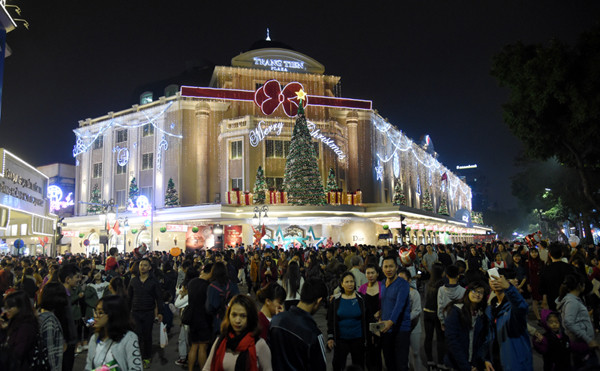 数千河内市居民汇聚在还剑湖周围的步行街迎接圣诞。（图片来源：越南《人民报》）