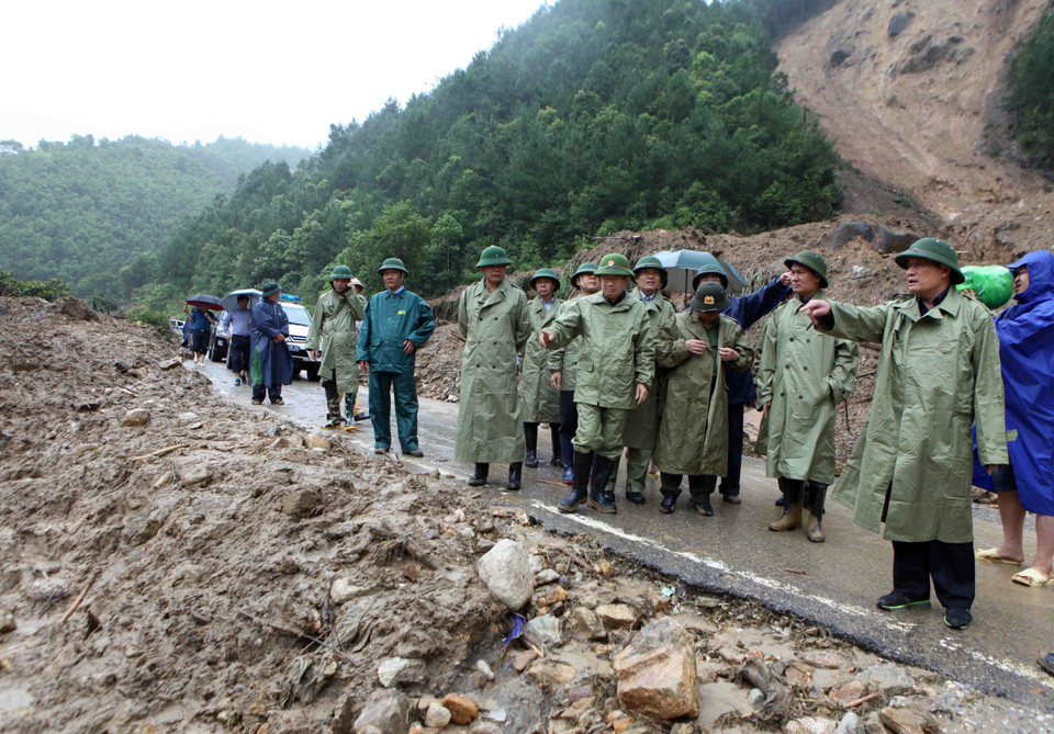郑廷勇赴莱州省视察指导灾后恢复重建工作。越通社记者 贵忠 摄