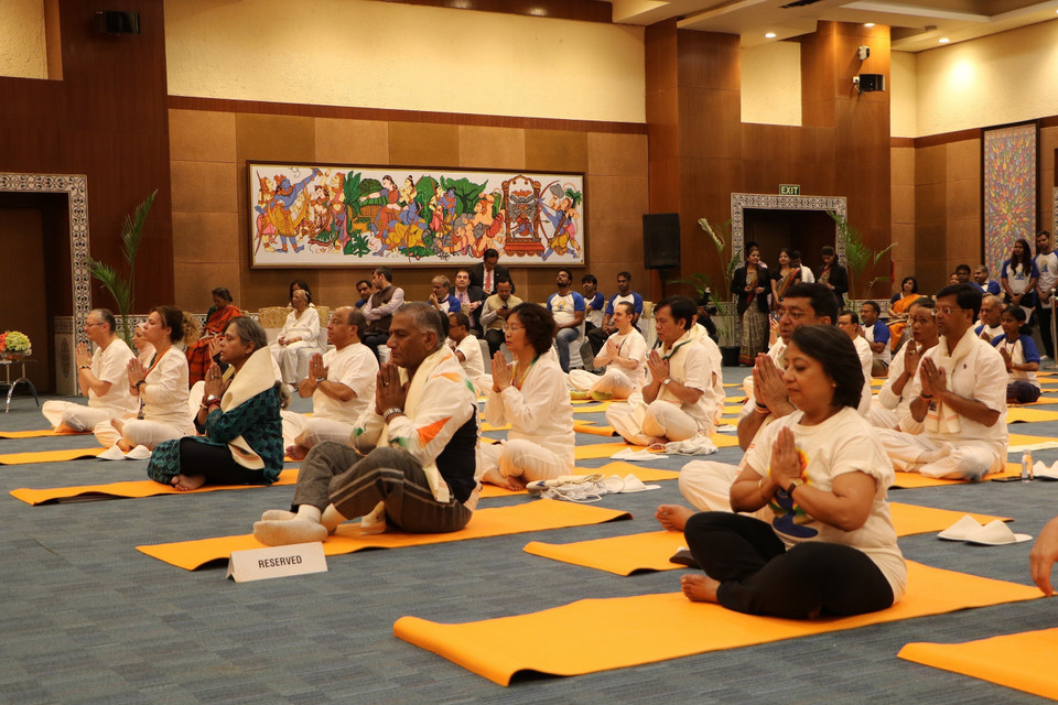 印度外交干部和各国驻印度代表一起练习瑜伽。（图片来源：越通社）