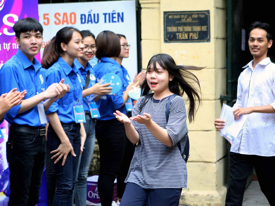 首场考试结束，学生们开开心心出考场。（图片来源：越通社）