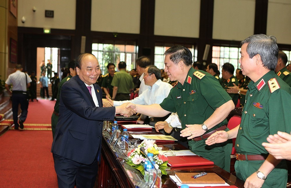 越南政府总理阮春福与与会代表握手。越通社记者 统一 摄