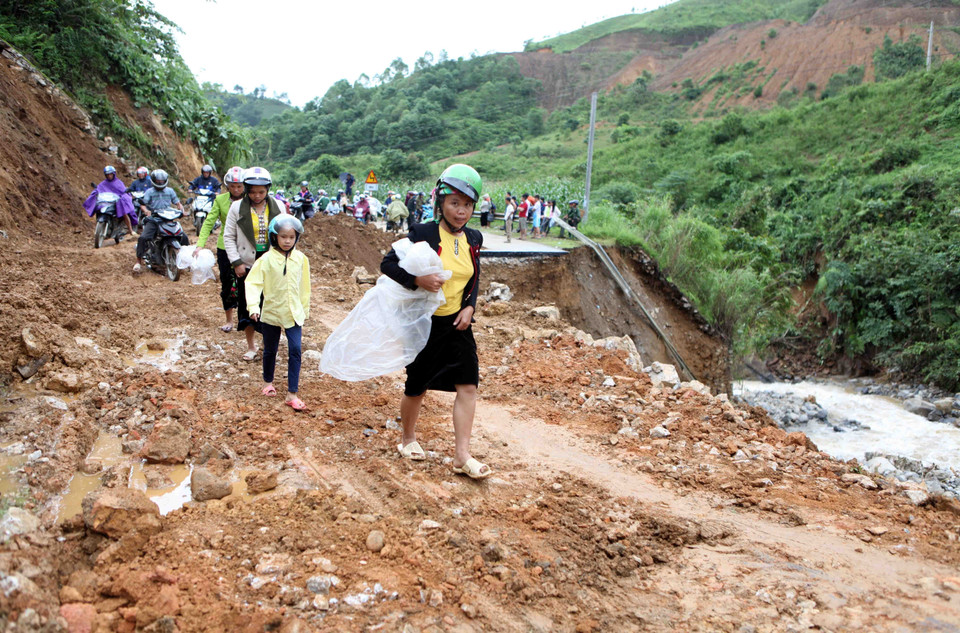  山洪导致莱州省多条道路受损，交通中断。越通社记者 贵忠 摄