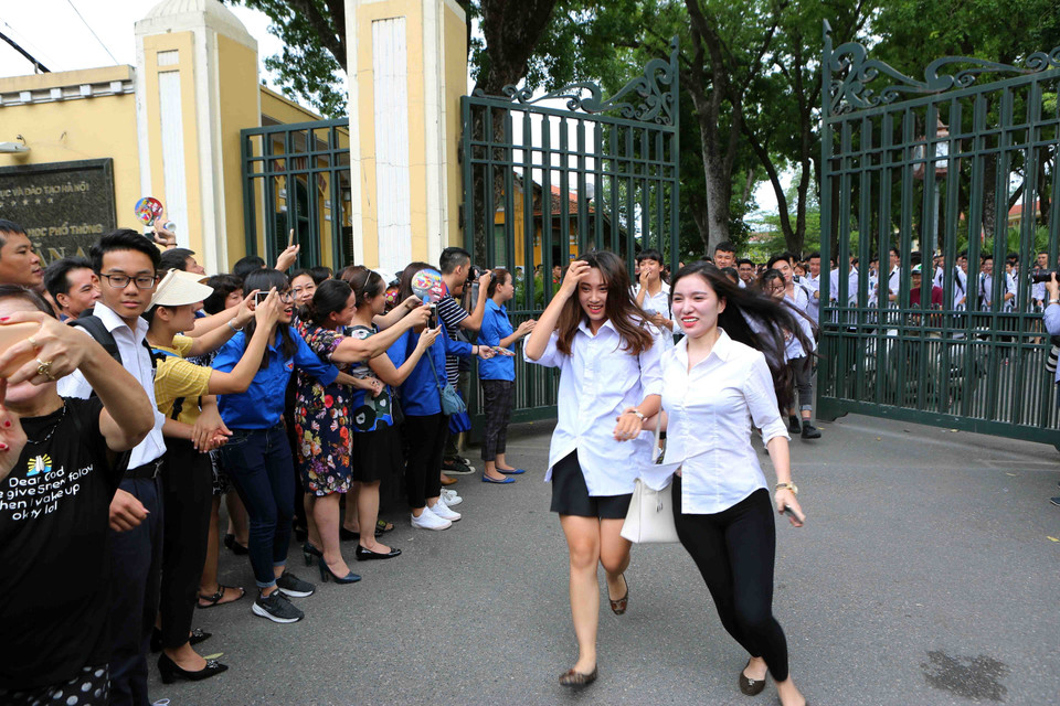 首场考试结束，学生们开开心心出考场。（图片来源：越通社）