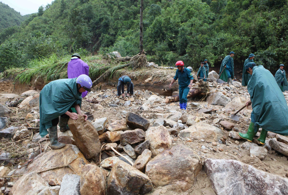  山洪导致莱州省多条道路受损，交通中断。越通社记者 贵忠 摄