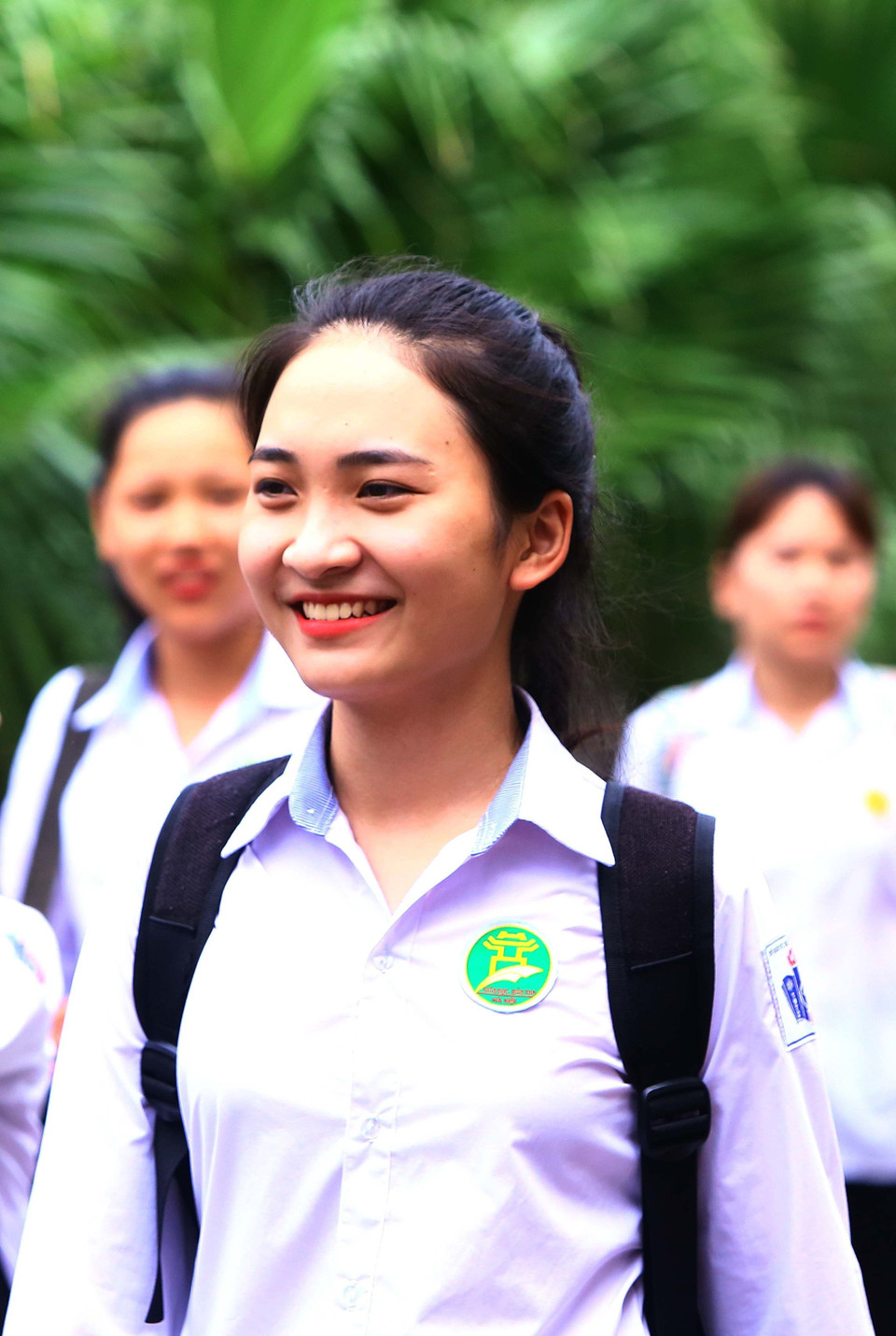 首场考试结束，学生们开开心心出考场。（图片来源：越通社）