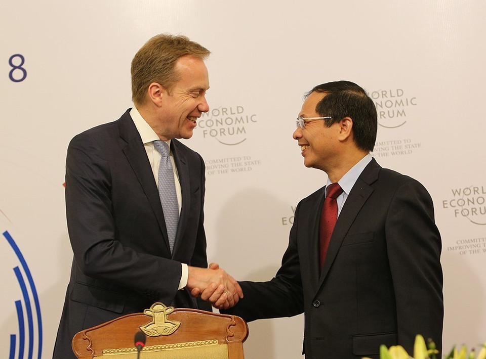 越南外交部常务副部长裴青山（右）与世界经济论坛主席布伦德交谈。越通社记者 杨江 摄