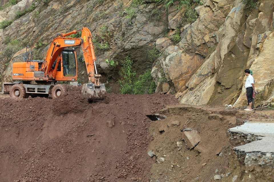 洪水给奠边省交通道路造成损失。越通社记者 藩俊英 摄
