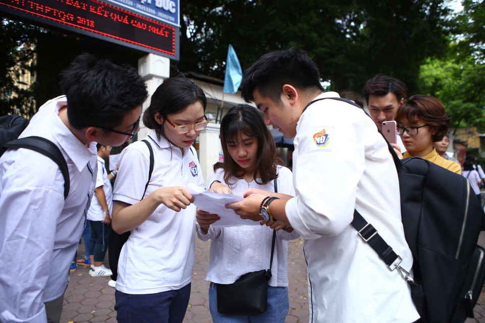 学生们互相讨论关于考试内容。（图片来源：越通社）