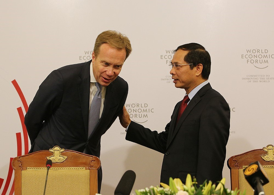 越南外交部常务副部长裴青山（右）与世界经济论坛主席布伦德交谈。越通社记者 杨江 摄