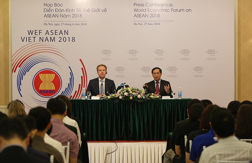 越南外交部常务副部长裴青山（右）与世界经济论坛主席布伦德共同主持2018年东盟世界经济论坛记者会。越通社记者 杨江 摄