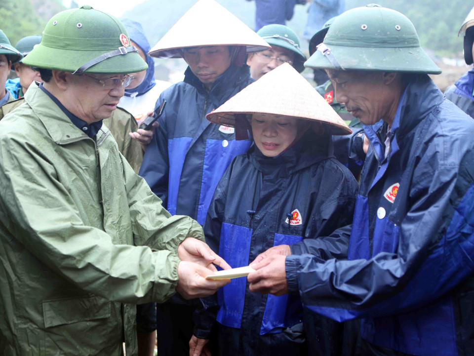 郑廷勇向灾民赠送慰问金。越通社记者 贵忠 摄