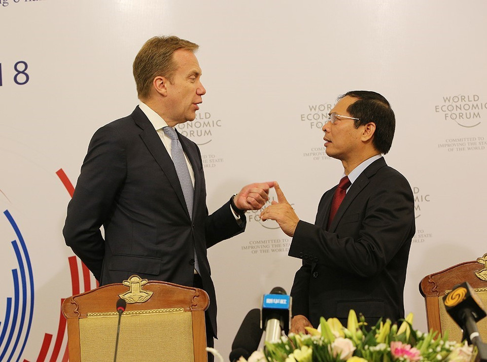 越南外交部常务副部长裴青山（右）与世界经济论坛主席布伦德交谈。越通社记者 杨江 摄