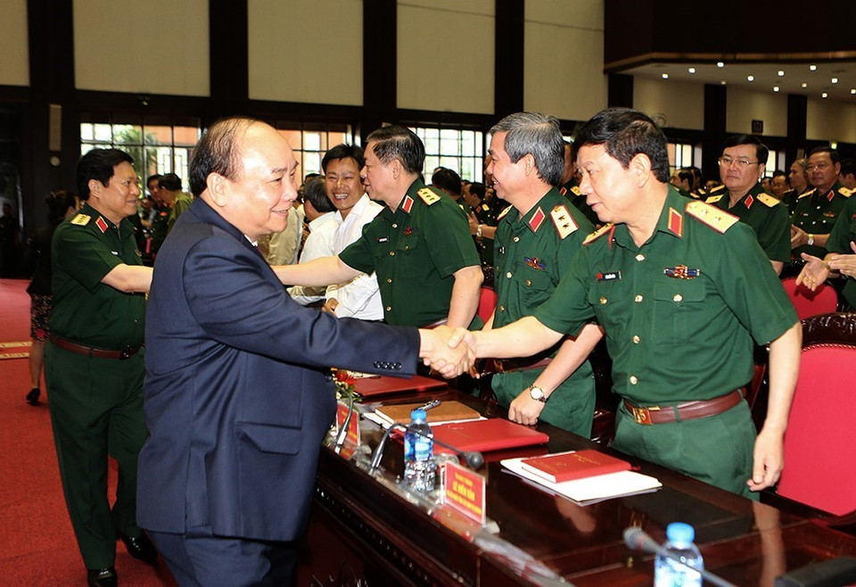 越南政府总理阮春福与与会代表握手。越通社记者 统一 摄