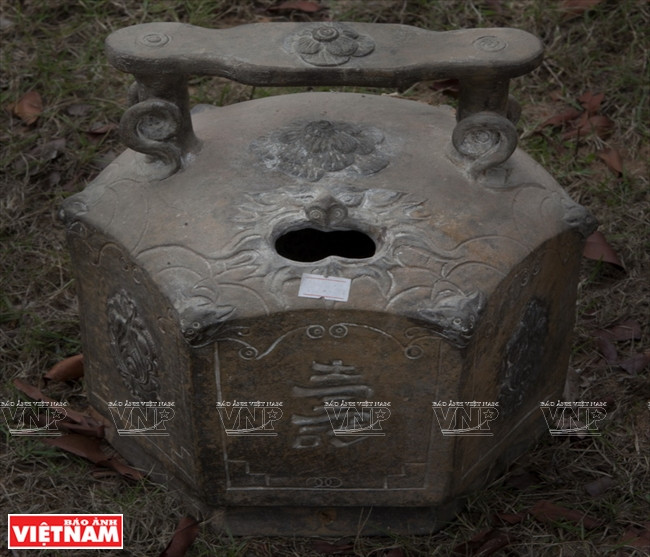 大型石灰瓶。（图片来源：越通社）