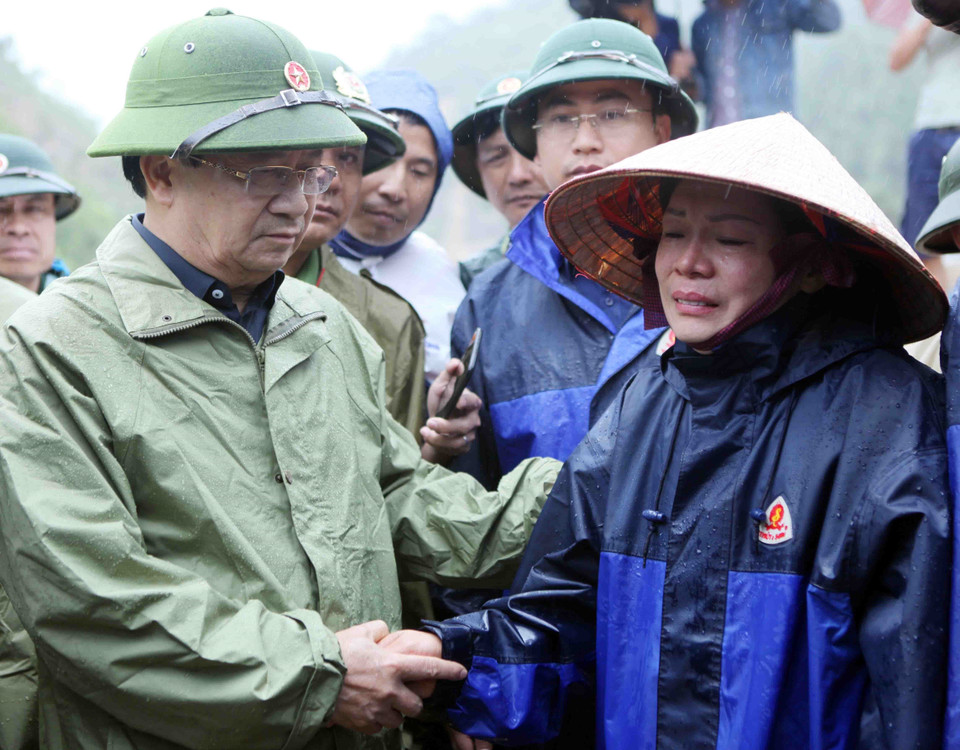 郑廷勇慰问灾区灾民。越通社记者 贵忠 摄