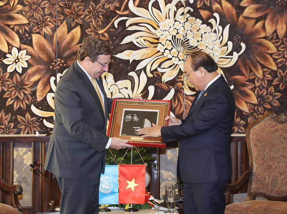 越南政府总理阮春福向联合国环境规划署(UNEP)执行主任阿希姆·施泰纳赠送礼物。 越通社记者 统一 摄