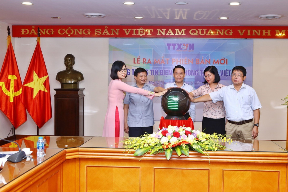 越通社领导们正式启动新版门户网站。越通社记者 明决 摄