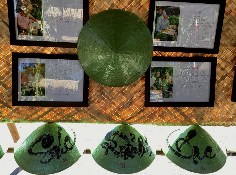 2018年莲花节展出以莲花叶子制成的斗笠。越通社记者 国越 摄