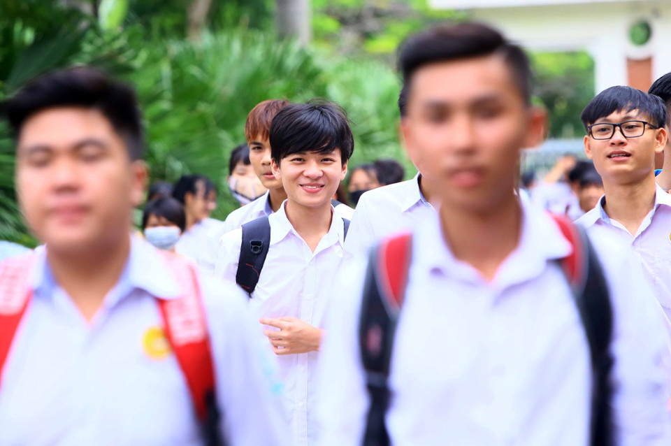 首场考试结束，学生们开开心心出考场。（图片来源：越通社）