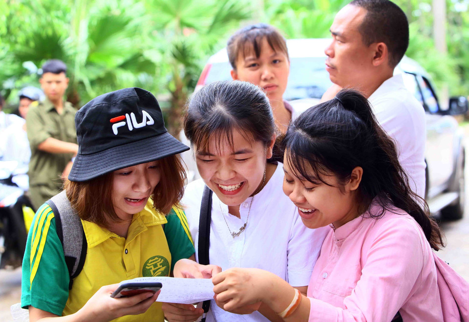 学生们互相讨论关于考试内容。（图片来源：越通社）
