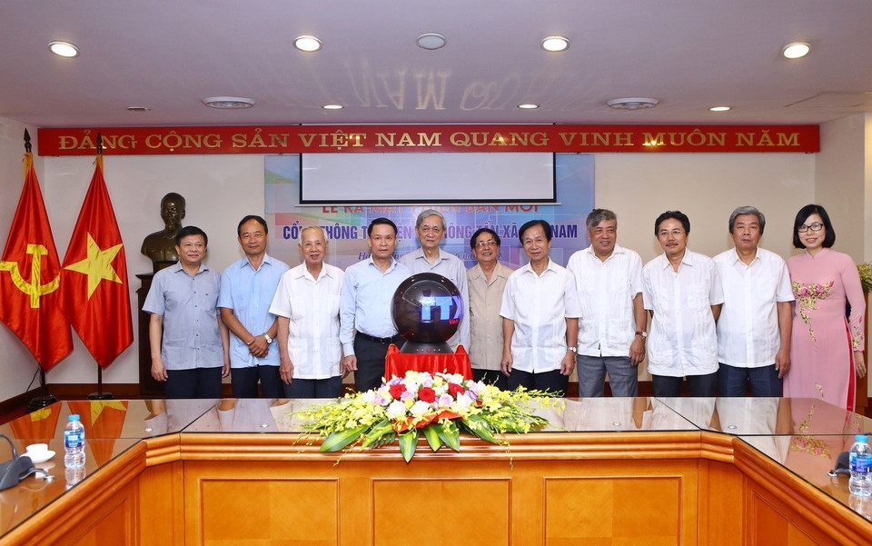 越通社领导们在开通仪式上合影。越通社记者 明决 摄