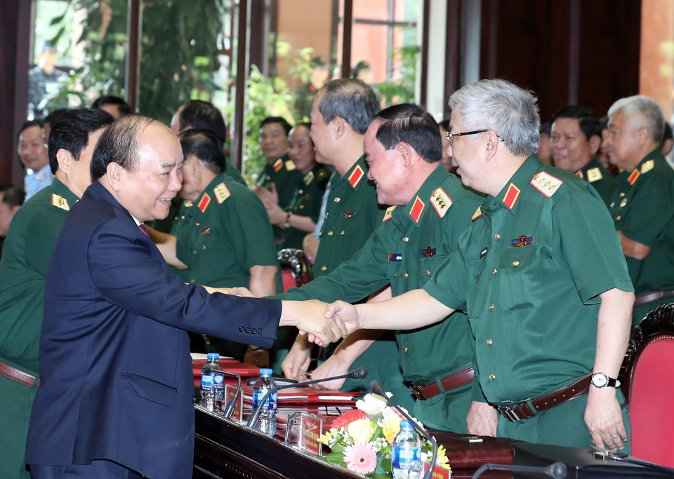 越南政府总理阮春福与与会代表握手。越通社记者 统一 摄