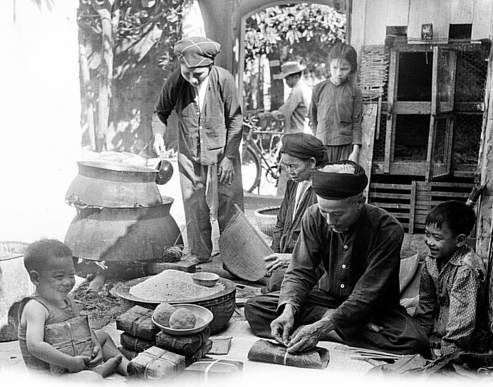 1959年，一个越南家庭一起包粽子。（图片来源：越通社）