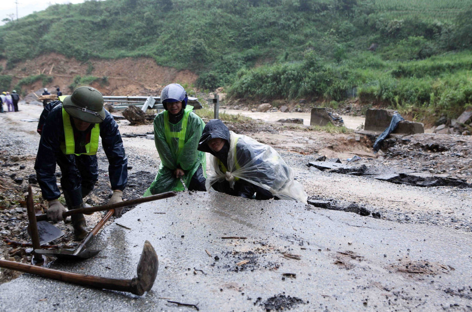  暴雨洪水导致莱州省多条道路受损。越通社记者 贵忠 摄