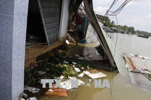 越南是世界上遭受气候变化影响最严重的国家之一。图为九龙江三角洲一处河岸溃堤。（图片来源：越通社）