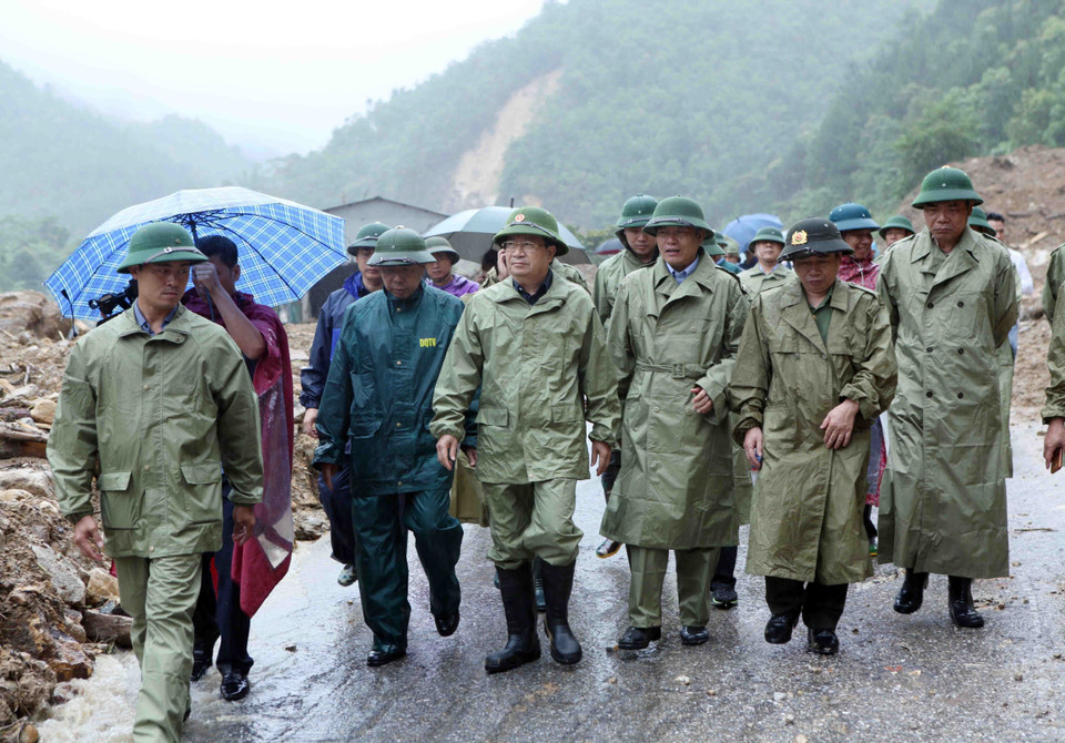 郑廷勇赴莱州省视察指导灾后恢复重建工作。越通社记者 贵忠 摄