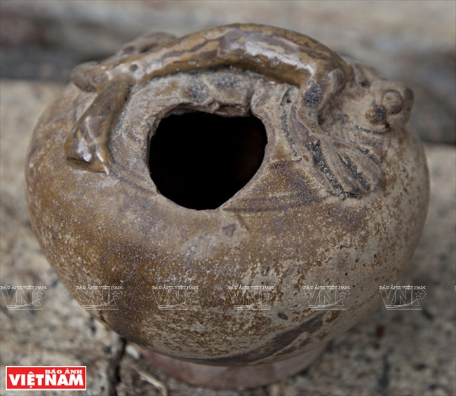 百年彩釉石灰瓶。（图片来源：越通社）